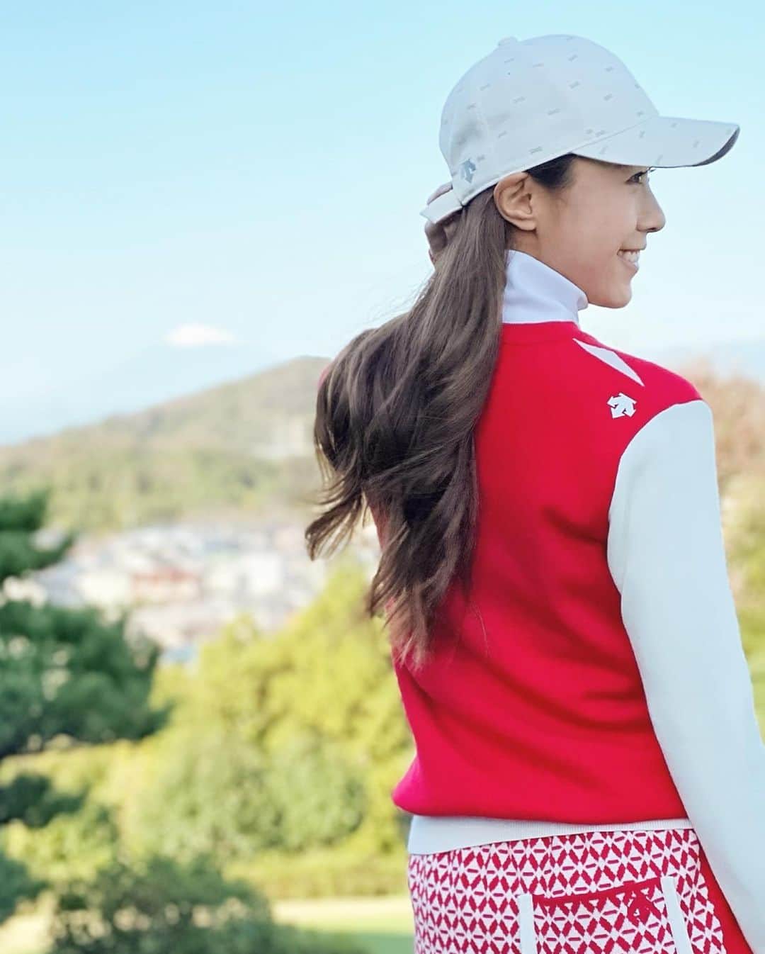 ひかりさんのインスタグラム写真 - (ひかりInstagram)「富士山をバックに🗻⛳️ いつも青のウェアが多いから赤いウェアも新鮮❣️ @srixonbydescente   #ゴルフ場#gtバーディーズ #ゴルフトゥデイバーディーズ #gtバーディーズカップカップ#ゴルフ女子#golftoday #ゴルフ#golf#ゴルフトゥデイ#スポーツ女子#japanesegirl #ゴルフ日和#golfwear #スリクソン#srixon#japan」11月8日 16時08分 - piiiiiii_k
