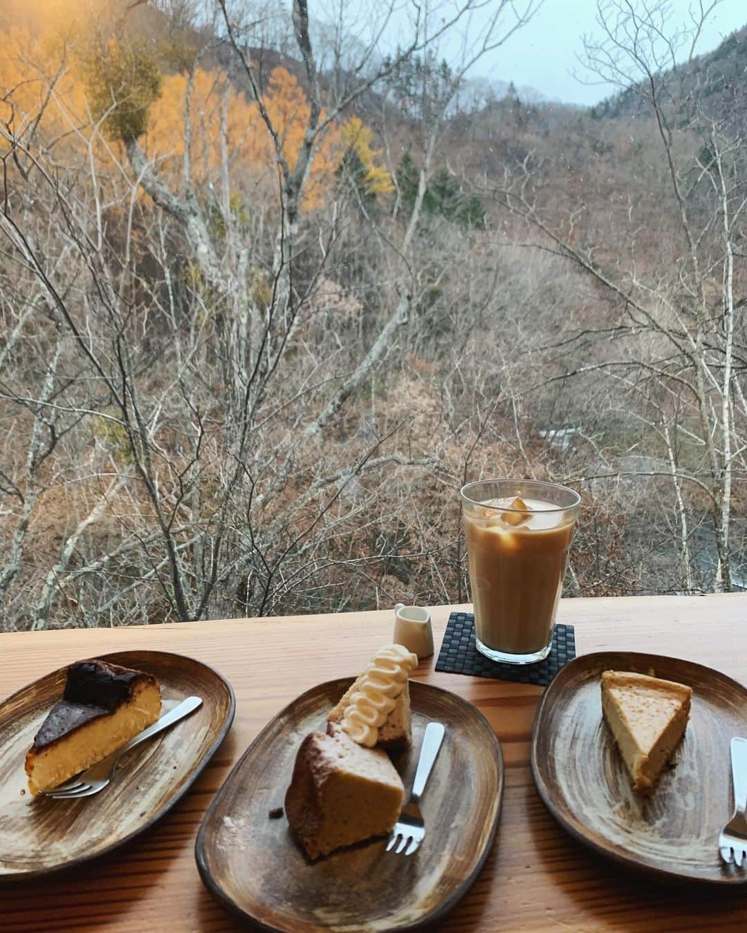 チャナティプ・ソングラシンのインスタグラム：「คุ้มกับการได้มาที่นี่ วิวสวย กาแฟอร่อย แนะนำครับผม 👍🏻☺️💯 @kawiator_26 @tivapol」