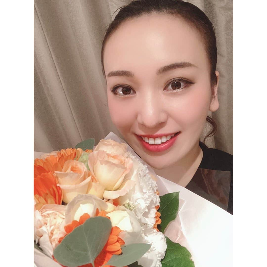 林渚のインスタグラム：「京都公演ありがとうございました☺️ アルソアパーティーで素敵なお花をいただきました💐 感謝です✨🙏🙇‍♀️ 7枚目の写真のサンクスマスクは京都限定カラーです！ 売り切れだったみたいで手に入れた人はラッキー❤️ そして、今回カメラマンの小海途さんに素敵な写真を撮っていただけて嬉しかったです^ ^ (4-5枚目の写真は小海途カメラマンの写真です✨) また次回の公演も頑張ります☺️  #浅田真央サンクスツアー #京都 公演 #kyoto #maotour #ARSOA #アルソア #小海途カメラマン」