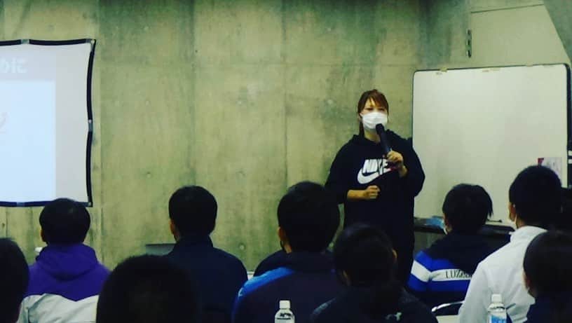 大菅小百合さんのインスタグラム写真 - (大菅小百合Instagram)「大阪市立此花中学校の皆さんに講演をして一緒にスケート滑ってきました‼️😊修学旅行の中でスケート体験が含まれているなんて素敵なスケジュール✨😍しっかり協力させていただきました💪🏻💪🏻💪🏻 初めて体験した子が滑れるようになっていたり「楽しい」と言ってくれることがなによりも嬉しかったし転んでも楽しそうな笑顔に見ているこっちも嬉しくなりました‼️👏🏻⛸ どうもありがとう😆😆😆 ・ ・ ・ #スケート体験 #長野エムウェーブ #修学旅行 #良い思い出になってくれたらいいな」11月8日 16時13分 - sayuriosuga1027