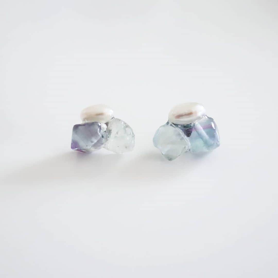 のインスタグラム：「gem pierce · フローライト×淡水パールのピアス · こちらWEB SHOPには載せないので、気になる方はDM下さいね · #joueri#アクセサリー#ピアス#天然石#淡水パール#レジンアクセサリー#天然石ピアス#イヤリング#カジュアルコーデ #ハンドメイドアクセサリー#fashion#ootd#outfit#code#coordinate#style#ファッション#コーディネート#コーデ#プチプラ#プチプラコーデ#シンプルコーデ#mamagirl#locari#partegram#カジュアル#お洒落さんと繋がりたい」