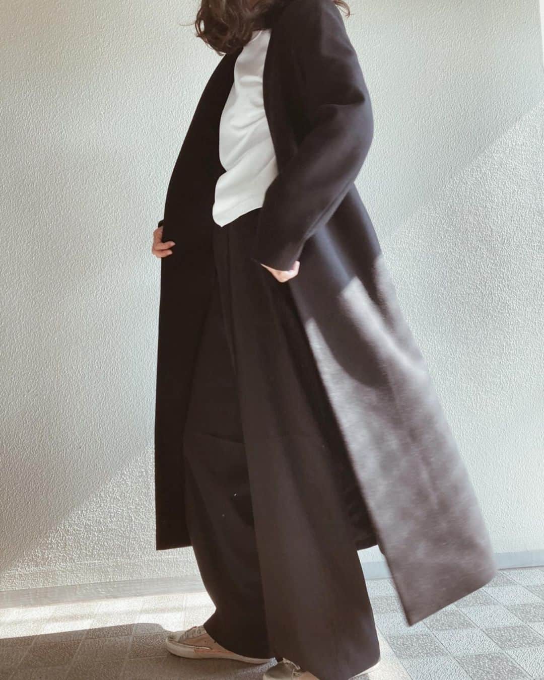 安藤沙耶香さんのインスタグラム写真 - (安藤沙耶香Instagram)「白のロンTにゆるめのパンツ  同じコートでも だいぶ雰囲気変わるよね  やっぱりこういうスタイルが 一番しっくりくるんだよなぁ  あぁ、レディーな女性になりたい（2回目）  @cosstores_jp   #cosaw20  #uniqlo  #プチプラコーデ  #やっぱり #3ボーイズのママは #こうなるよね」11月8日 16時16分 - sayaka_nala