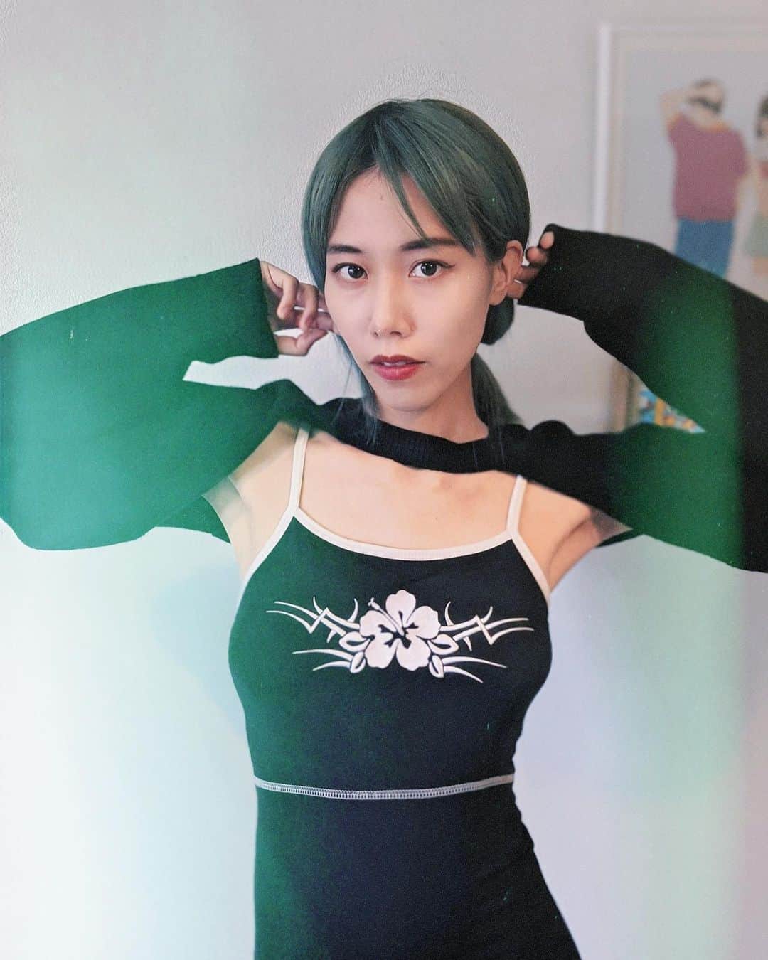 草野絵美のインスタグラム：「I miss summer 🍃🖤🖤🖤  袖だけセーター意外と使いやすくてかわゆい👽✨ #leey」