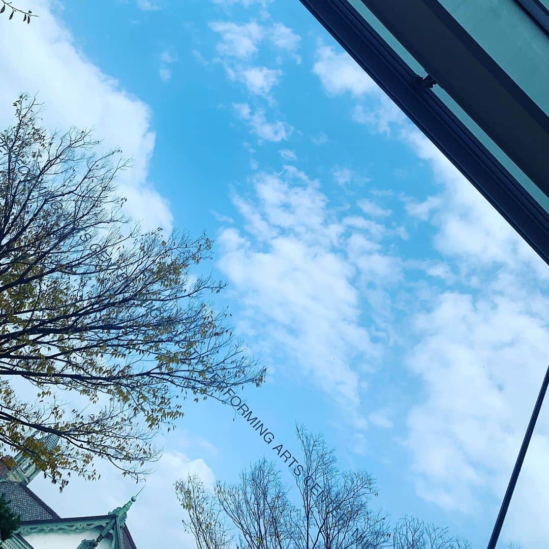 鈴木杏さんのインスタグラム写真 - (鈴木杏Instagram)「新潟公演、無事に終了しました🌈🌈🌈ご来場くださった皆様、エールを送ってくださった皆様、ありがとうございます🙇🏻‍♀️✨客席からのあたたかいエネルギーに包まれながら、楽しくピョンピョン跳ねておりました✨🧚🏻✨聞けば、りゅーとぴあの公演自体が久しぶりだったとか。こんな風に、徐々に演劇が各地で動き出せますように🙏🏻🌈🌈🌈今はまだ、美味しいものをいただいたり、その土地土地を存分に浴びることは許されませんが、公演が出来ることがまずうれしい。いつかまた、、、！！！❤️🧡💛💚💙💜#真夏の夜の夢#原作#ウィリアムシェイクスピア#潤色#野田秀樹#演出#シルヴィウプルカレーテ#新潟#りゅーとぴあ#今回は#紅葉#夏#劇場#裏#蓮池#好き」11月8日 16時17分 - anne.suzuki.official