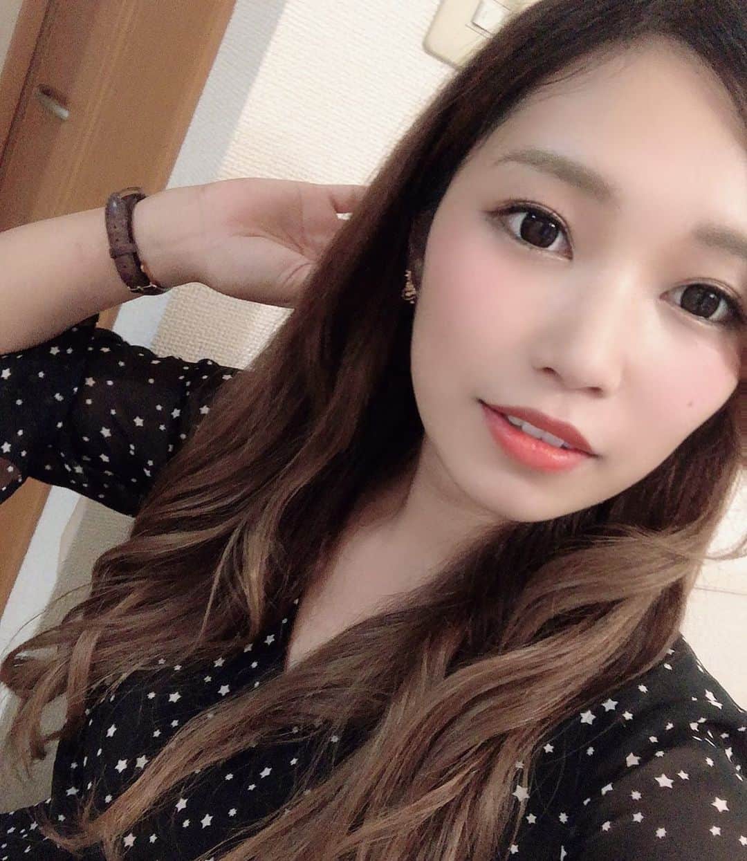 R!Nのインスタグラム：「げんき？ 今日はとある収録でした😌 近々お知らせいたします！  耳元にはお気に入りのヴィヴィアン🤍  #ringemie #wazzup #dailymakeup」