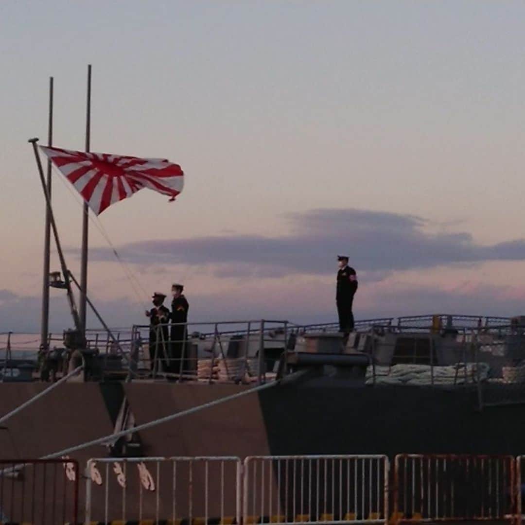 高本剛志さんのインスタグラム写真 - (高本剛志Instagram)「海、太陽、波、風、雲、護衛艦、 全部美しい。  #護衛艦#海上自衛隊#JMSDF」11月8日 16時27分 - takamoto76