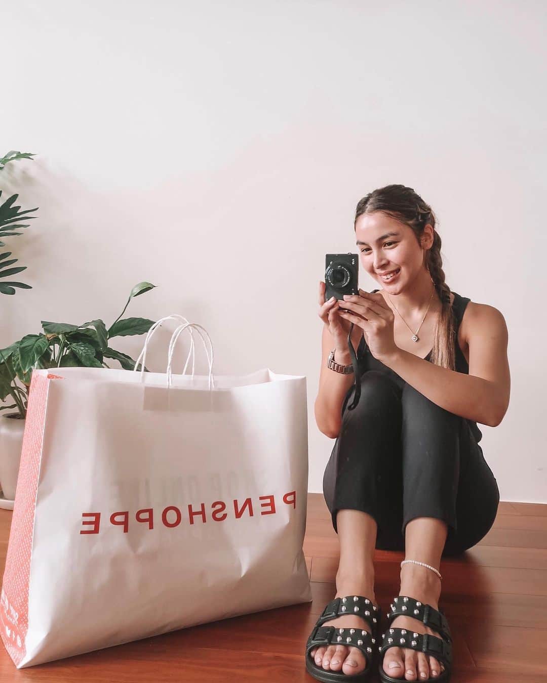 ジュリア バレットのインスタグラム：「Someone went shopping today! ❤️ @penshoppe」