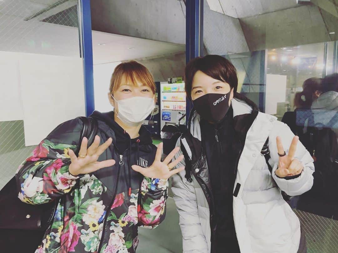 大菅小百合のインスタグラム：「長野エムウェーブに行ってきました‼️ 金メダリストの小平選手に会えたので写真撮ってもらいました😆✌🏻✨ なんかすごく懐かしくて海外遠征で同じ部屋になったこと思い出しちゃった🍎🍏 練習が終わって部屋に戻っても食事をして部屋に戻っても小平は常にスケートの映像をパソコンで見ていて憧れの選手の滑りを研究していた‼️ でも私はお笑いのDVDだったりドラマのDVDを見ていることが多かった😅💦その時から小平選手のスケートに対する向き合い方が私とは全然違うなぁって思っていた‼️ やっぱり違うよねメダルをとる人は🥇 今は尊敬しかない👏🏻👏🏻😍✨ ・ ・ ・ #Mwave #久しぶりの長野市 #やっぱりいいね #スケートリンク #タイミング良く会えて #写真撮りました #小平奈緒 #金メダリスト」