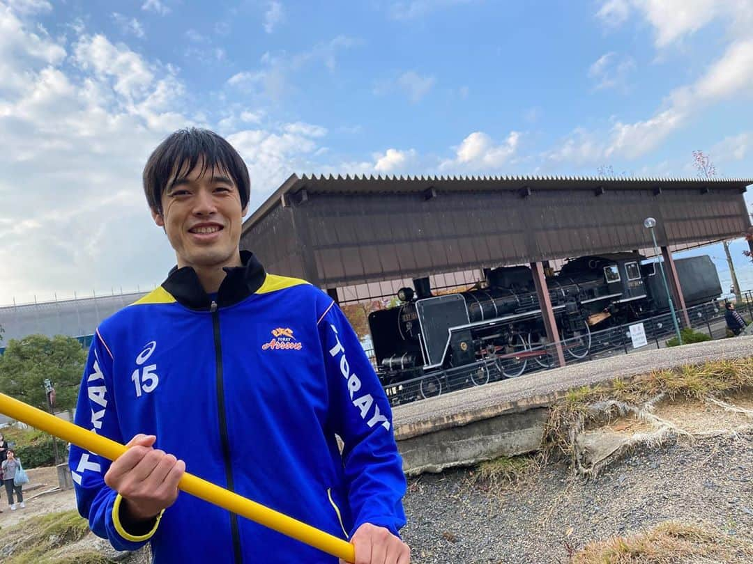 李博のインスタグラム：「3勝目！！ 本日も沢山の応援ありがとうございました🙇🏻‍♂️  ウカルちゃんアリーナに無限列車が！笑 煉獄さんをイメージしたのですが、ただ黄色い棒を持っているだけの人になりました！笑  #東レアローズ #ウカルちゃんアリーナ  #blue hot #鬼滅の刃 #煉獄杏寿郎 #にはなれなかった」