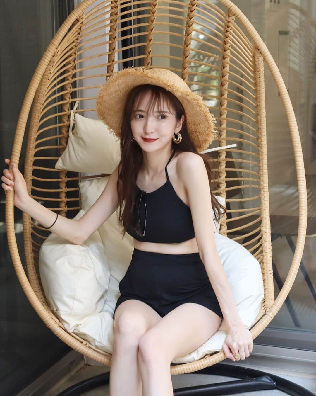 平木愛美のインスタグラム：「愛。  なんだかあっというまに、臨月🤰💞👶🏻  １週間ぶりの更新になってしまった⚪️  babyは日々胎動の激しさが増し増しで🍼 "今朝、めっちゃ動いてたよ！！！いままでで一番動いてた！" ってわたしがまだ眠ってるあいだにお腹さわって胎動感じてるの愛しかったり。👨🏼  お腹とお腹くっつけて、お腹で胎動感じようとするのも。ほっこりしたり。そんな日々🧡  今週はとあるブランドさんと、 コラボアイテムの打ち合わせが進んだり。今、皆さんに使ってもらうのにプラスになればいいなぁという可愛いアイテムができそうで、わくわく！お楽しみにしていてください。🤍🤍  そしてやすくんの減量ラストスパートだったり。きのうは無事計量もおわり、おつかれさま。そして本日はいよいよ試合当日。ふぁいとだ、、、、、！！！！！ と、すこし緊張なそんな気持ち。  試合前のこのかんじは何年、何度経験しても、気持ちが大きく動きます。  今回はおそめ時間の出発なので、いつものお粥をつくって、さっき、いってらっしゃいのお見送り。☺️🥊🏆🎖 @yasuhiro.kido  応援よろしくお願い致します🔥🔥」