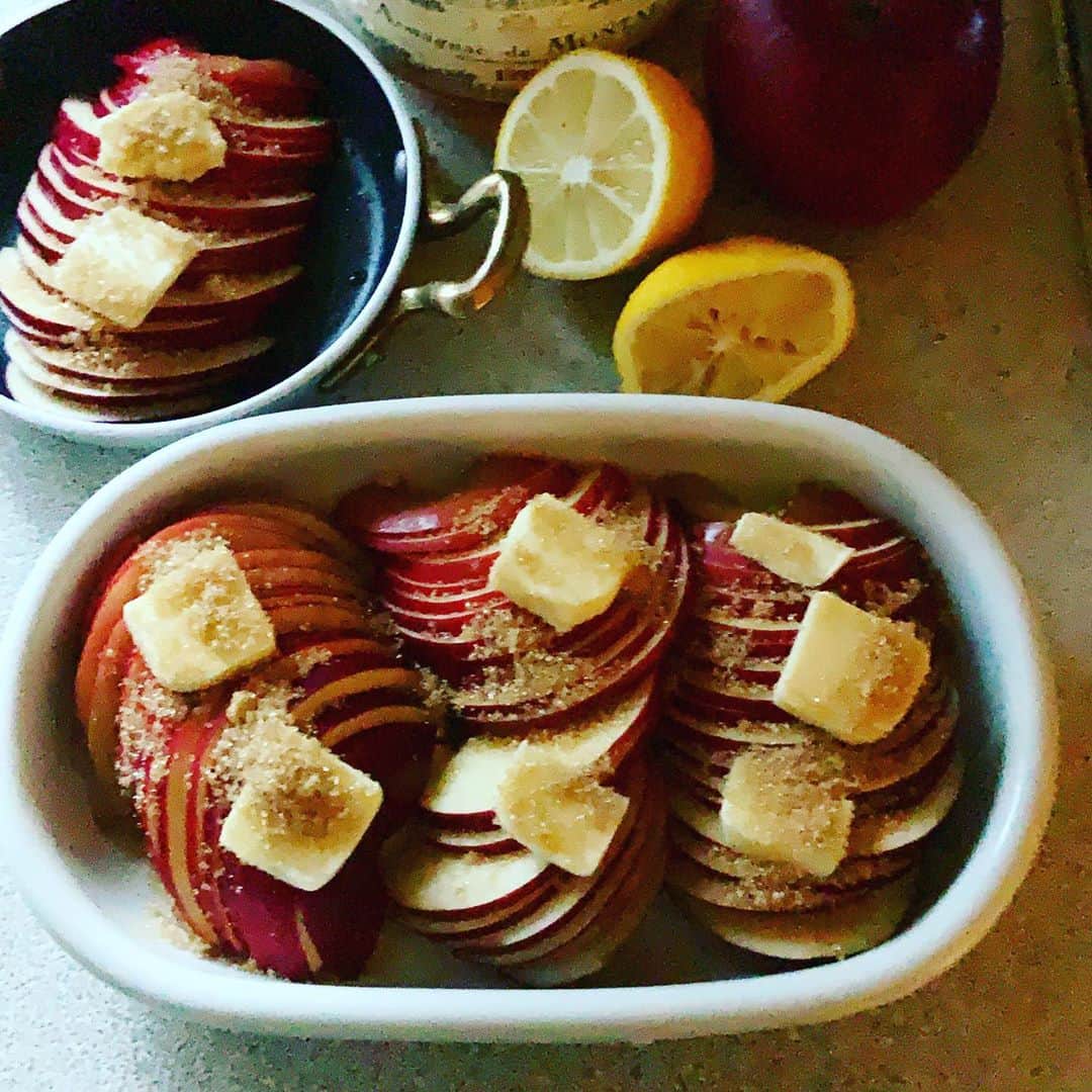 志摩有子さんのインスタグラム写真 - (志摩有子Instagram)「今年初の紅玉を見つけたのでさっそく焼きりんごに。スライスしてレモン汁、ブランデー、バター、砂糖を振りかけてオーブンで焼くだけ。詳しいレシピは　@likelikekitchen の　#予約のとれない料理教室ライクライクキッチンおいしいの作り方 より。  #紅玉 #ベイクドスライスアップル  #つしまさんのりんご」11月8日 16時37分 - ariko418