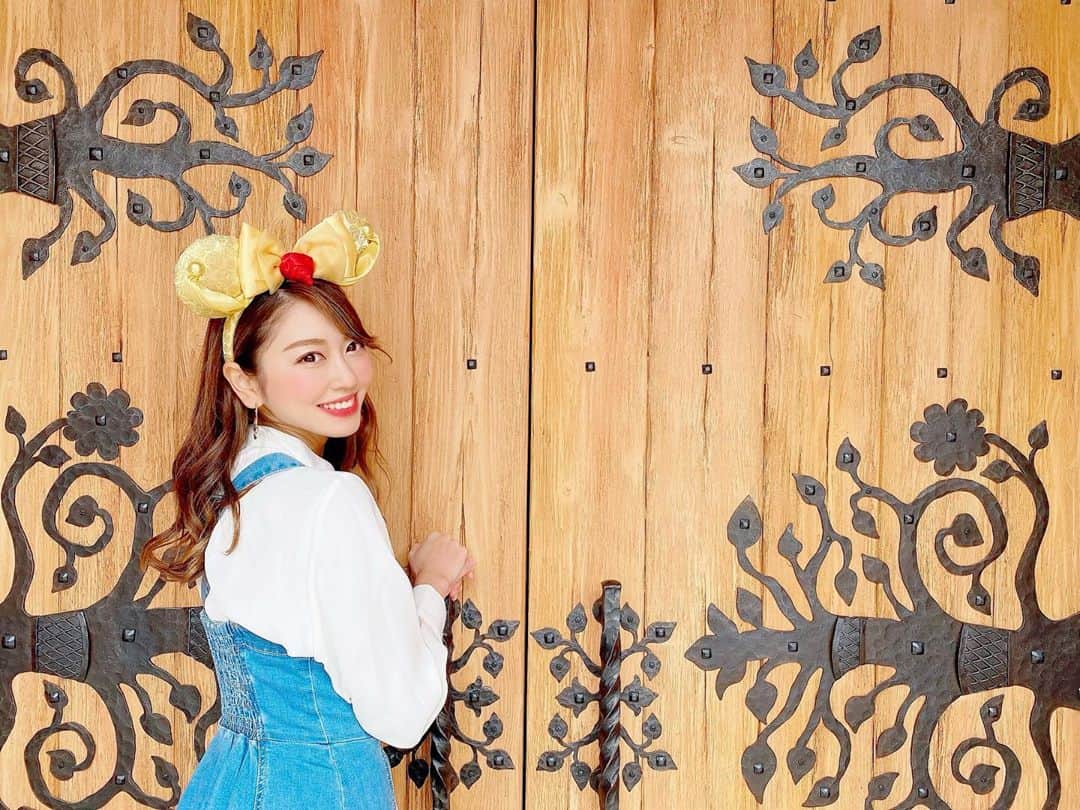 のインスタグラム：「早くフォレストシアターで ショー観たいなぁ💚💛 . ここのドアも可愛くて映える✨🌈 . . disney #disneyland #tdl #tokyodisneyland #tokyodisneyresort #newfantasyland #newarea #ディズニー #ディズニーランド #東京ディズニーランド #町ベル #美女と野獣 #町ベルバウンド #ベルバウンド #ベルコーデ #belle #bellecode #happy #smile #kawaii #幸せ空間 #感動 #beautyandthebeast #💛 #🥀 #🌹 #フォレストシアター #foresttheatre #いつ観れるかな #楽しみ #dオタ」