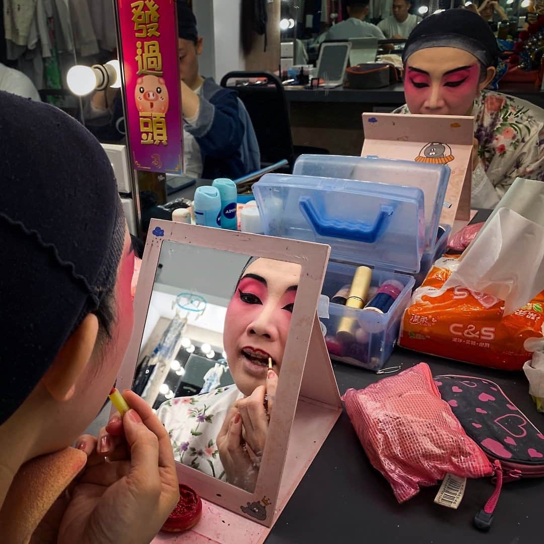 National Geographic Travelさんのインスタグラム写真 - (National Geographic TravelInstagram)「Photo by Luján Agusti @lujanag / A performer of the Chinese opera puts on makeup before going onstage at the Xiqu Centre of Hong Kong. Traditional Chinese opera, or Xiqu, is a form of musical theater with roots going back to the early periods in China. Performers paint their faces as ancient warriors did to scare the enemy. Follow me @lujanag to learn more about my work.」11月8日 16時39分 - natgeotravel