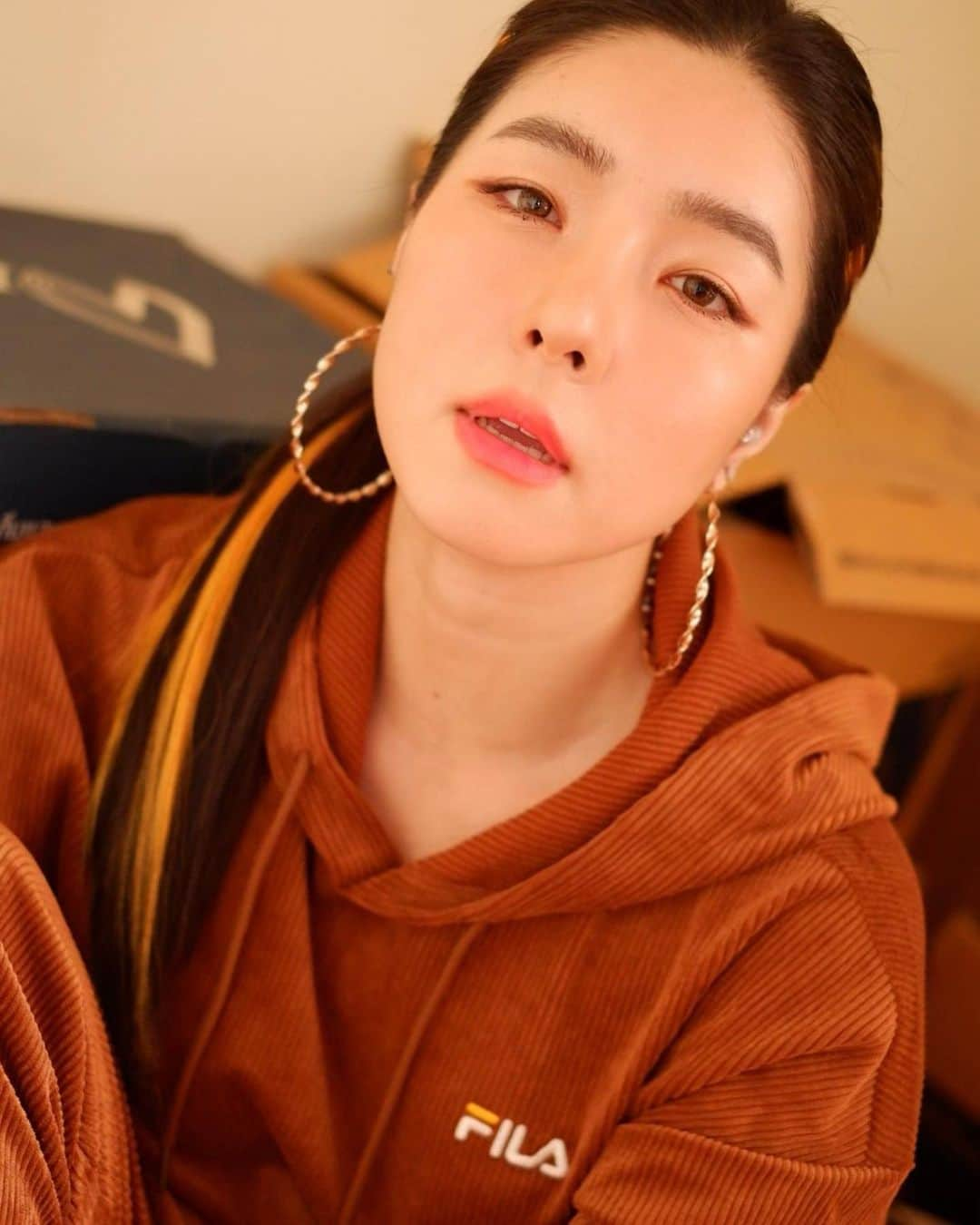 GYEON SEOさんのインスタグラム写真 - (GYEON SEOInstagram)「_* 🧡🤎🧡🤎 . . @minddmakeup  @hair_filmvk897  @pong.walker  @filathailand」11月8日 16時49分 - queengyeon