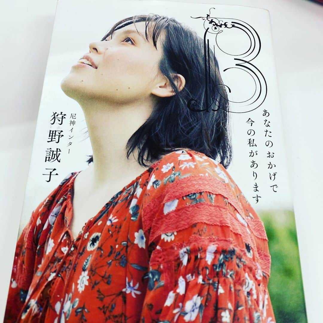 のインスタグラム：「🎉31歳٩( ᐛ )و✨になったよ🎉  たくさんメッセージありがとうございます！！！！ 全部読んだ！！！！！！！ イェエエエエエエエエエエイ‼️‼️٩( ᐛ )و✨✨✨！！！！！！！  #bあなたのおかげで今の私があります  #読んでいたら誠子さんが31歳の時に書いた本 #持ち歩いていたけど #ふと読んで気付いたらわたしも31歳でした #ご縁book ✨ #haBBy  LIFE #花嬉しい🌷 #最近のマイブーム #スイング⚾️ #ホームラン人生目指して #yeahhhhh✊!!!!!!!!!!!」