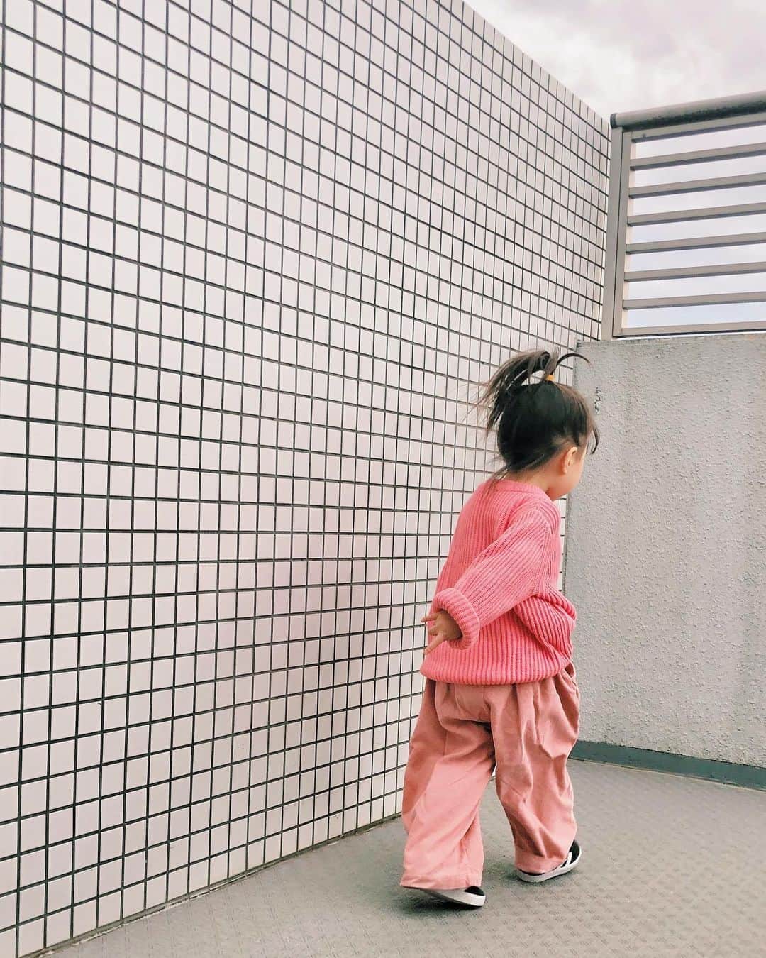 垣内彩未さんのインスタグラム写真 - (垣内彩未Instagram)「最近好きな色は？と聞くと 「ピンク〜」ということで このコーディネートは すんなり着てくれました😂☺️🌸  #kakiuchiayamibaby」11月8日 16時44分 - kakiuchiayami
