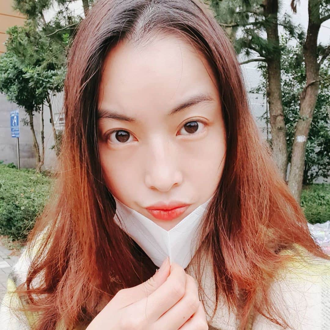 チョン・ダへのインスタグラム：「중3때  처음 잡지화보를 찍은게 탈색 다섯번 한 후  파란 색으로 염색하고 찍은 염색 뷰티 꼭지. 학교가기 위해 바로 검정색으로 염색하고는 일주일 뒤  스트레이트 펌 하는 촬영을 하며 머리카락이 완전히 녹아버린 후 돌아오지 않는 내 찰랑찰랑했던 머릿결...😭  요즘 귀찮아도 헤어팩 꾸준히 했더니 오~~ 오랜만에 머릿결이 찰랑해짐 이 정도라도 만족.  딸아...너는 20살 때 까지 염색하지 않았음 좋겠어....😢  #딸래in제주 #제주살이 #머릿결로추억여행 #돌아와라머릿결 #귀찮아도꾸준히」