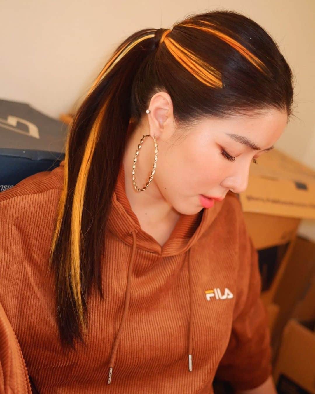 GYEON SEOのインスタグラム：「_* highlighted in orange 🧡 . . @minddmakeup  @hair_filmvk897  @pong.walker」