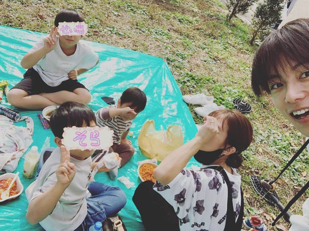 杉浦太陽さんのインスタグラム写真 - (杉浦太陽Instagram)「公園ピクニック最高！  いっぱい運動したね〜遊んだね〜^ ^  @sugiurataiyou_official  #ファミリーには最高 #公園ピクニック #ヘトヘトになるまで動いたねw #コアも遊べるようになったね〜」11月8日 16時51分 - sugiurataiyou_official