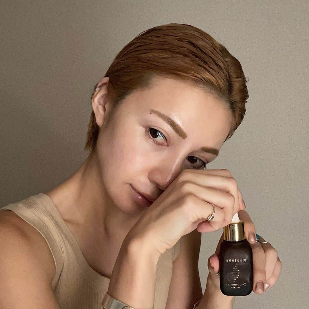 のインスタグラム：「⚪️⚪️⚪️#レリガー#PR#敏感肌 @heart.toheartshop ・ ・ ・ こんばんは😃🌃✨ ・ 最近使ってみた『レリガー ナモーヌ-Cセラム』が とってもお肌に合ったので紹介します🙋‍♀️ ・ 洗顔後すぐ化粧水の前に使う 新技術未来型美容✨ ふっくらした艶肌へ導いてくれるので 朝夜欠かさず使っています🤲 ・ お肌が化粧水を ぐんぐん吸い込んでいくのを 感じることができて大満足😌💭」
