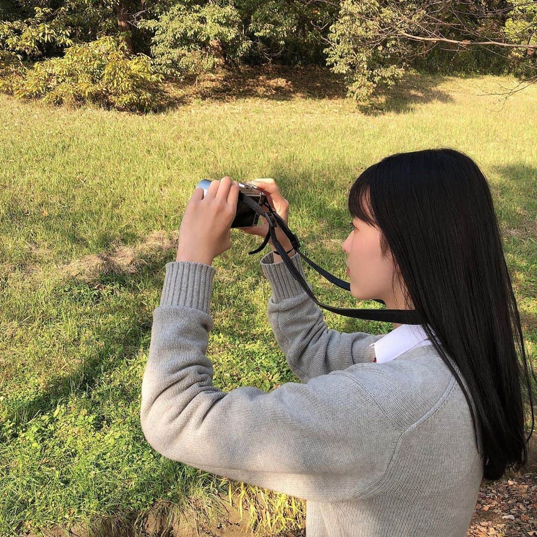 久保咲玖良さんのインスタグラム写真 - (久保咲玖良Instagram)「カメラ女子してきました📷  公園綺麗だったよ🙃  #久保咲玖良 #太田プロ #女優の卵 #カメラ女子 #ミラーレス一眼 #olympuspenepl9 #公園 #紅葉 #制服 #秋 #女子高生」11月8日 16時55分 - sakura__4141