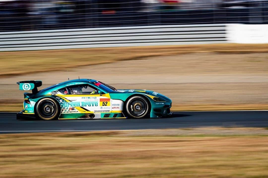 熊林保奈美のインスタグラム：「* . SUPER GT 第7戦 もてぎ . 埼玉トヨペットGreen Braveは GT300クラス4位でチェッカーを受けました！🏁 応援ありがとうございました✨ . 予選18番手スタートからの追い上げ凄すぎたあああ😭💚 . シリーズランキングも4位に浮上！ 3位までの差は6ポイント、 トップまでは15ポイント！！！ . 最終戦富士の応援も どうぞよろしくお願いします😊！ . . そしてこの後18:00〜、レース後恒例の 埼玉トヨペットGreen Brave YouTube LIVEがあります！😳 今回私はお家から応援なので出演しませんが、 チャット欄で参加しまーす😁📱 ドライバーさんやRQへの 質問・コメントお待ちしてます💚 . * #埼玉トヨペット #埼玉トヨペットgreenbrave #greenbrave #supergt #supergt2020 #GT300」