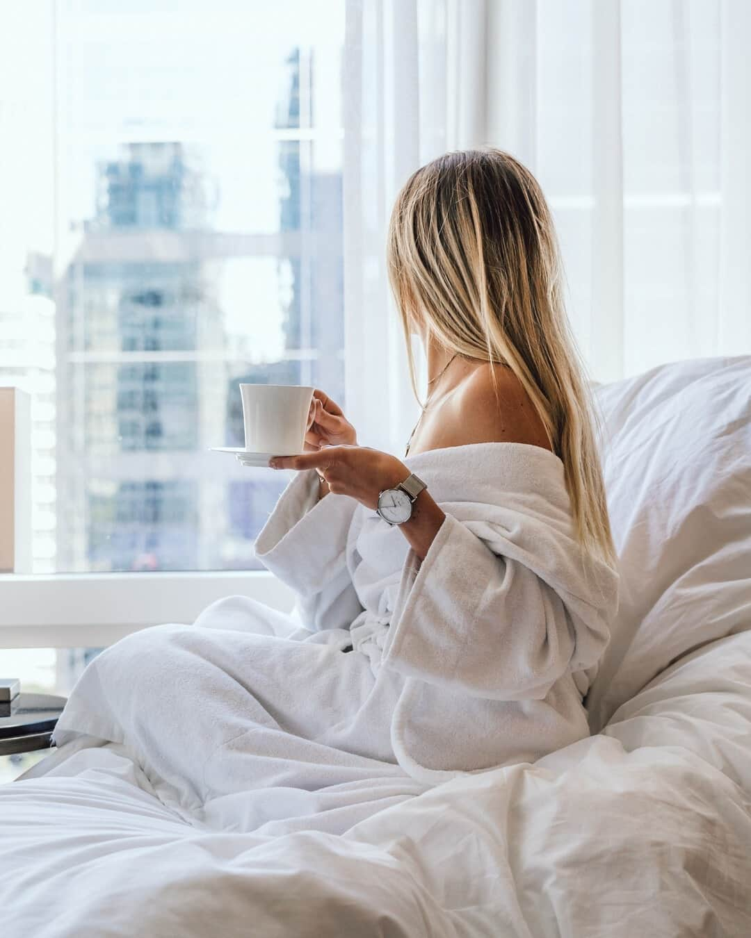 Kapten & Sonさんのインスタグラム写真 - (Kapten & SonInstagram)「'Sunday mornings in bed.' ☕ Happy Sunday, Kaptens! 💛 @thelosttwo enjoying her morning coffee in bed wearing our watch Heritage Silver "Mesh". #bekapten #kaptenandson⁠ .⁠ .⁠ .⁠ #watch #sunday #mornings #sundayfeeling #stayinbed #weekendmood #inspiration #fashion #explore」11月8日 17時01分 - kaptenandson