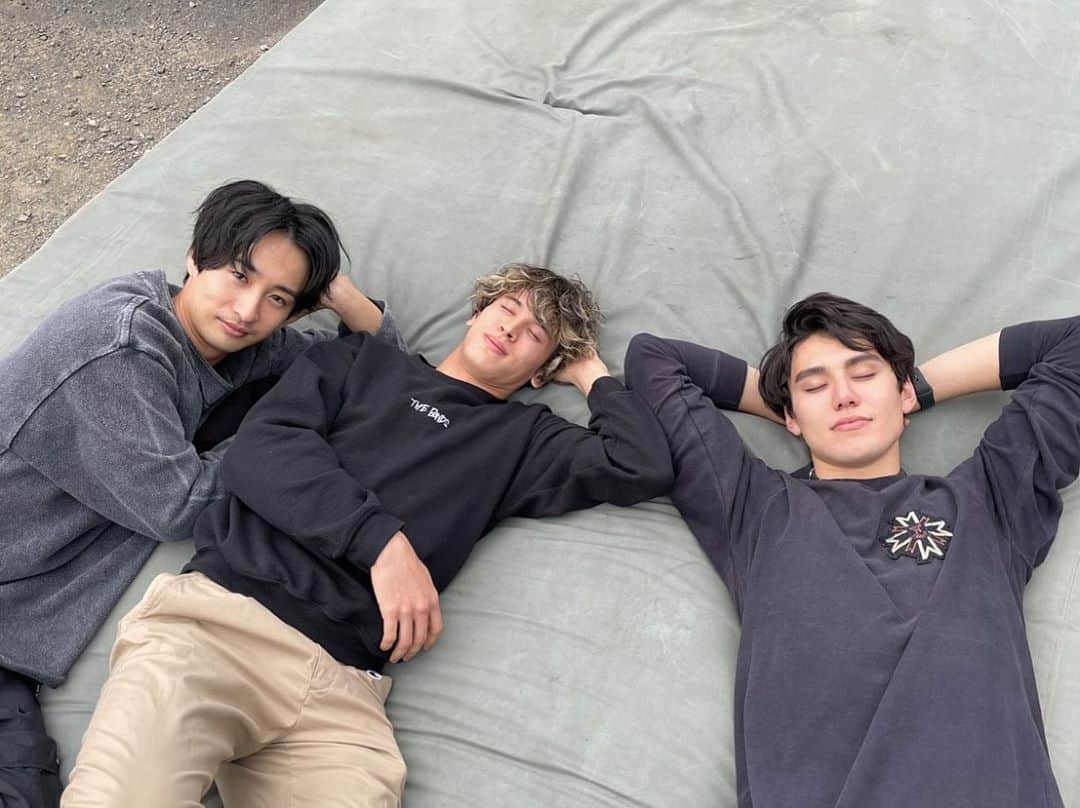 才川コージのインスタグラム：「仮面ライダーセイバー第9章 いかがでしたか？  何かを企むストリウス。 勝手な行動にズオスとレジエルはぷんぷんしていました。  来週はカリバーの正体！？ どんどん展開していく予感📘  お楽しみに！  #仮面ライダーセイバー #kamenridersaber  #普段の僕達は仲良しです」
