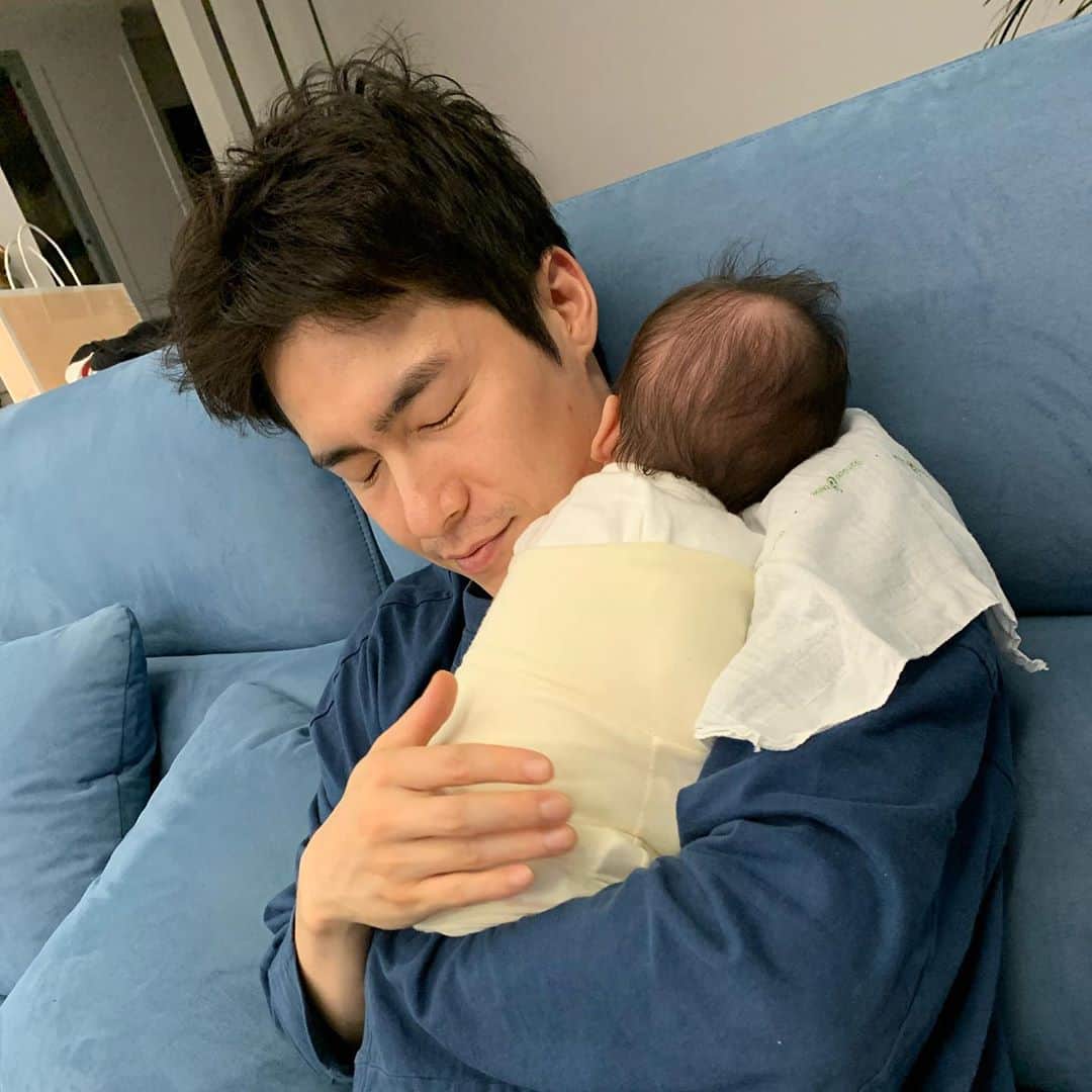 イ・ジェウォンのインスタグラム：「. 💙 #소중한봄봄이🌼」