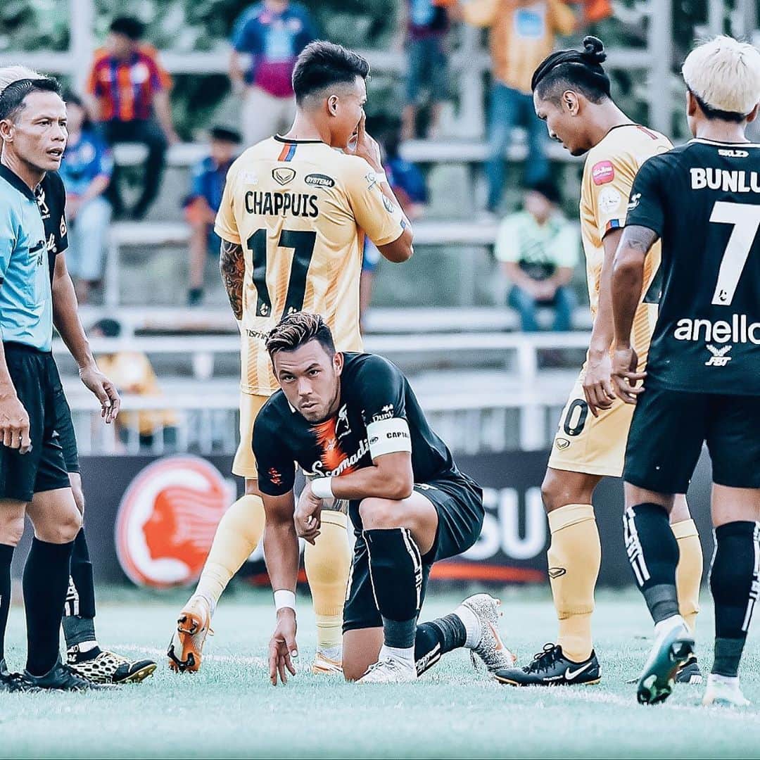 のインスタグラム：「Sometimes the fight is worth more than the pain...  congrats to Port FC for yesterday’s battle. #bangkokfc #kv11 #FACup #thaiport #portfc #chappuis #adisorn」