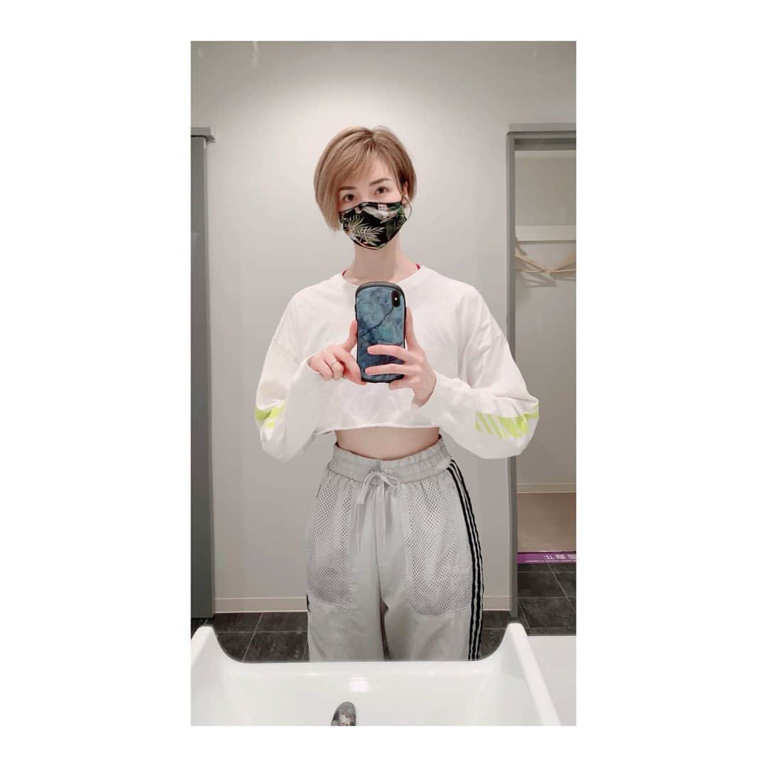 のインスタグラム：「たいらになるだけでお腹は割れない🧐 割りたいわけではない🧐  #ジム女子   #安川リベカ　#ロシアミックス　#ロシアハーフ　#サロンモデル #ショーモデル #フリーモデル　#いいね　#フォロー　 #インフルエンサー　#インフルエンサー募集  #instagood #女性モデル #写真撮ってる人と繋がりたい #フォローミー　#可愛くなりたい　#韓国コスメ #170cm #新宿の脱毛サロン　#メンズ脱毛おすすめ #ポコチャ　#ポコチャライバー」