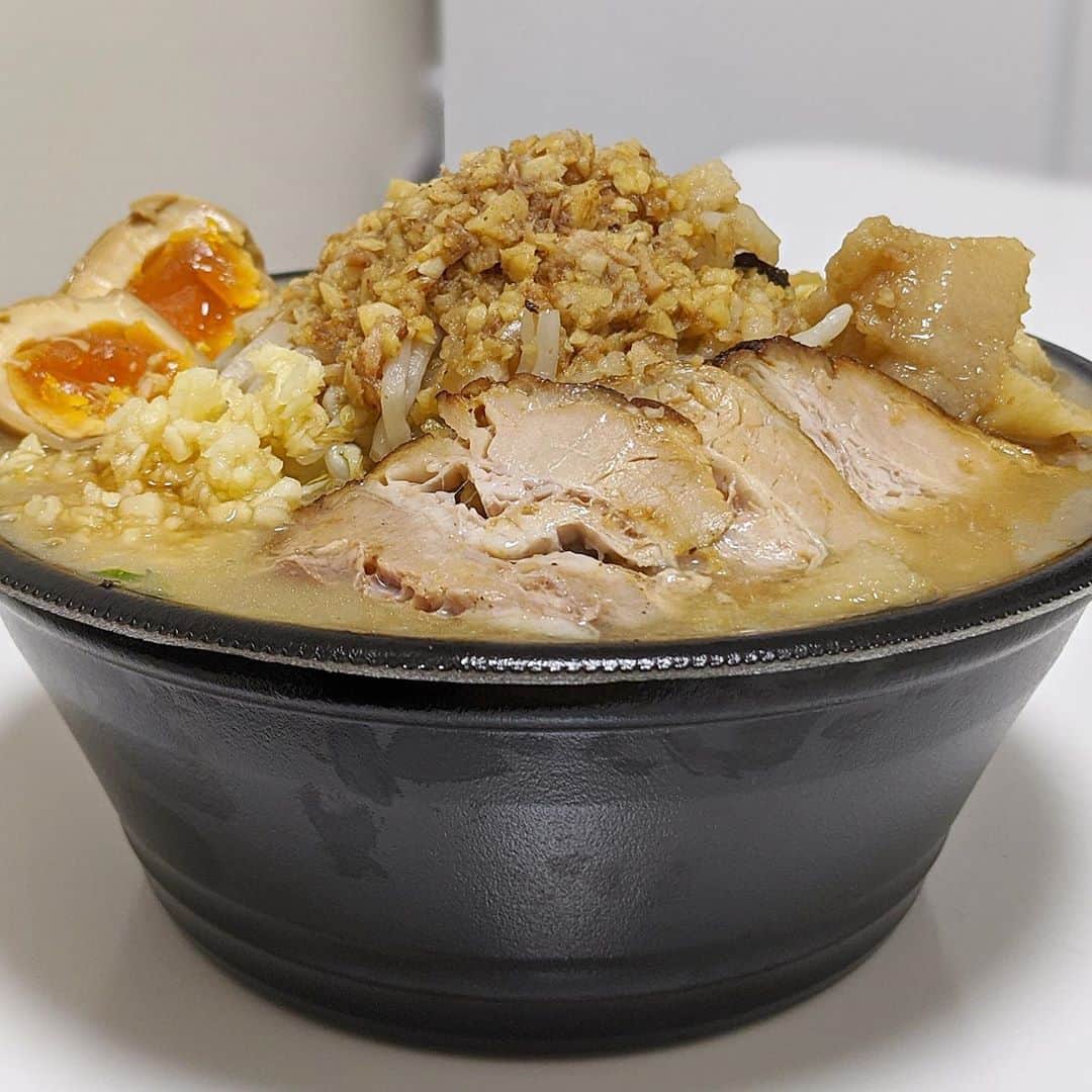 大見さなえさんのインスタグラム写真 - (大見さなえInstagram)「『らーめん #バリ男大門店 』🍜﻿ ubereatsにて🚴‍♀️🥡﻿ 二郎系インスパイア🍜﻿ 呼び戻しと呼ばれる久留米ラーメンの手法で継ぎ足しした﻿ 濃厚な豚骨と特製醤油ダレラーメン🤤﻿ ﻿ 人気No.1味玉らーめん　1100円﻿ ヤサイ、アブラ、ニンニク、カラメはマシが 無料でできるので﻿全マシで🐷🍜﻿ ﻿ スープと麺は別々でくるのも嬉しいポイント！﻿ 全部入れたらスープギリギリだった😂🍜﻿ ﻿ 豚骨の香りがガツンとする😎！！﻿ 麺は太く硬めだから、温めて好きな柔らかさに調整するのも🙆‍♀️﻿ 豚ホロホロで、背脂が大きくゴロゴロしてたの好みだった(*´꒳`*)﻿ ﻿ 店舗は新橋、日本橋、大門、そしてハワイにもあるよ🐥﻿ お店で食べると味玉らーめんは880円！﻿ 豚骨臭のあるがっつりしたらーめん食べたい方に🙆‍♀️🍜﻿ ﻿ #らーめんバリ男大門店 #らーめんバリ男﻿」11月8日 17時24分 - tabe_megumi