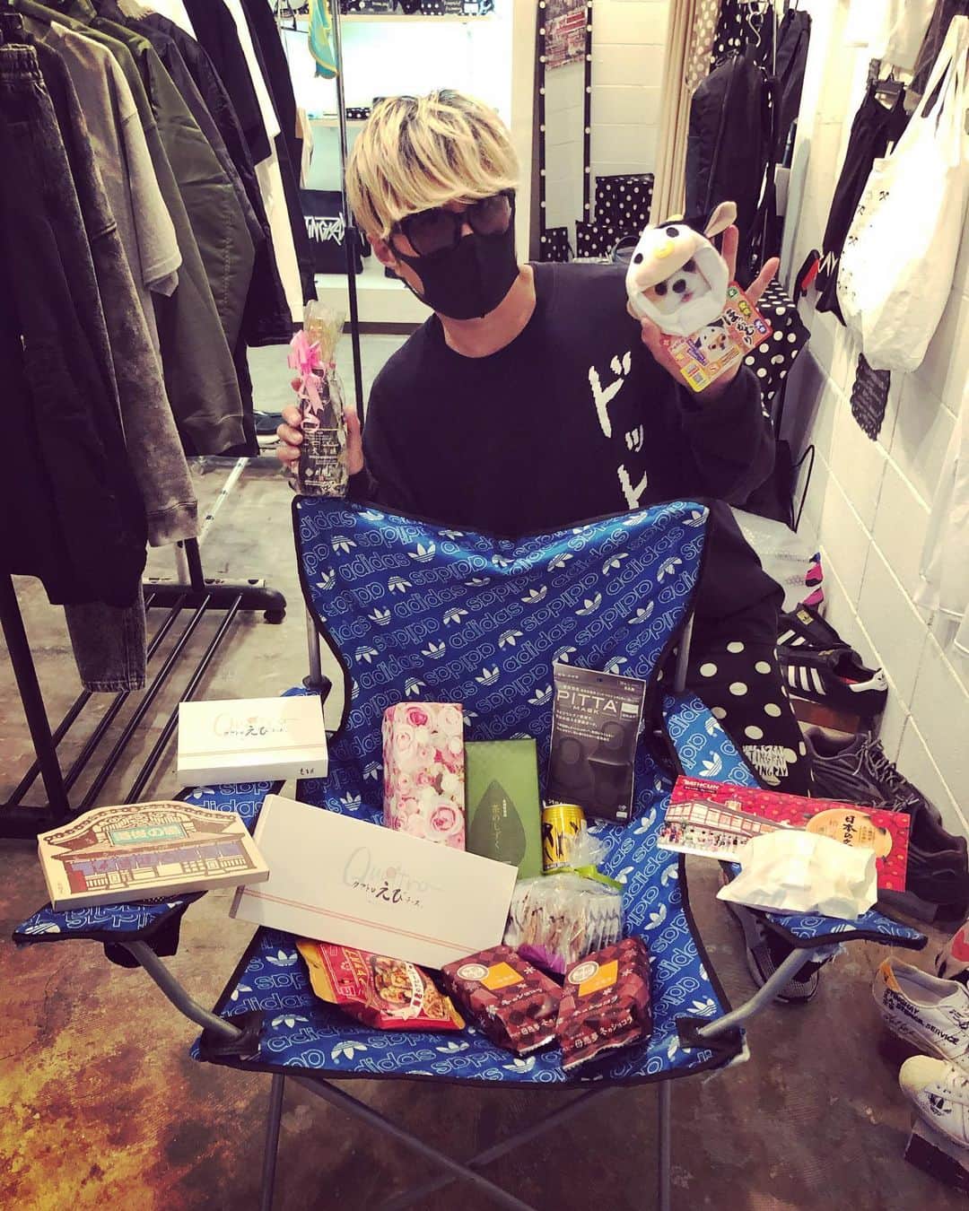 橋本塁さんのインスタグラム写真 - (橋本塁Instagram)「【高松STINGRAY終了!】 初の高松ご来店ありがとうございました！沢山の方が来て頂き感謝です！来春は写真展もやるのでよろしくお願い申し上げます！ 差し入れ有り難うございました！ お世話になったAUDIOのミキさん、DELTA MARKETのジャミさん始め関係者の皆様ありがとうございました！滞在した事で高松が大好きになりました！ 搬出ボランティアさんは定員に達したので募集終わらせて頂きます！明日の福岡搬入は募集中です！ #高松　#福岡　#STINGRAY #サウシュー」11月8日 17時20分 - ruihashimoto