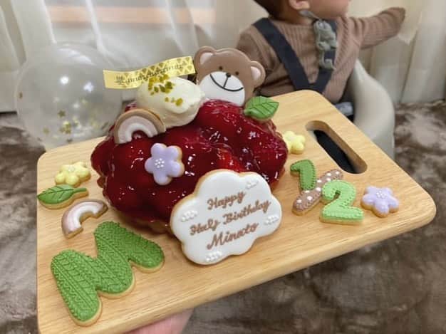 西木恵美里さんのインスタグラム写真 - (西木恵美里Instagram)「お友達のハーフバースデーに🍂🍁 くまさんと暖色系、ニット柄でオーダーいただきました🧶  木のプレートに飾り付けしてくれたお写真ももらったよ〜🥺💕かわいい〜✨✨  同じ私が作ったクッキーでも、手に取ってくれた方がどんなふうに飾り付けしてくれるかによってガラッと雰囲気が変わる😳💕し、らしさも出る🥰 だから、見せてもらえるのとっても嬉しい🙏🏻✨  #アイシングクッキー　#オーダークッキー　#アイシングクッキーオーダー　#ハーフバースデー　#ハーフバースデークッキー　#記念日クッキー　#ニットクッキー　#秋クッキー　  #もうすぐ　 #クリスマスクッキー　 #出します　 #お楽しみに」11月8日 17時20分 - kamiyaemily