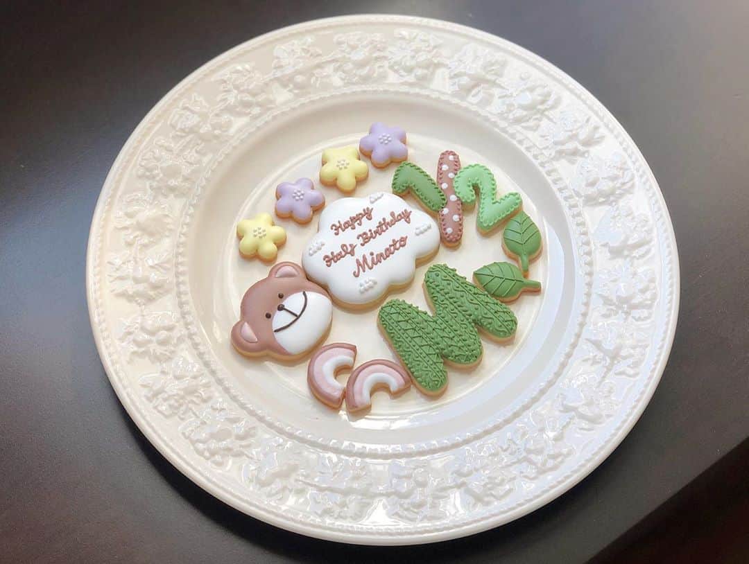 西木恵美里さんのインスタグラム写真 - (西木恵美里Instagram)「お友達のハーフバースデーに🍂🍁 くまさんと暖色系、ニット柄でオーダーいただきました🧶  木のプレートに飾り付けしてくれたお写真ももらったよ〜🥺💕かわいい〜✨✨  同じ私が作ったクッキーでも、手に取ってくれた方がどんなふうに飾り付けしてくれるかによってガラッと雰囲気が変わる😳💕し、らしさも出る🥰 だから、見せてもらえるのとっても嬉しい🙏🏻✨  #アイシングクッキー　#オーダークッキー　#アイシングクッキーオーダー　#ハーフバースデー　#ハーフバースデークッキー　#記念日クッキー　#ニットクッキー　#秋クッキー　  #もうすぐ　 #クリスマスクッキー　 #出します　 #お楽しみに」11月8日 17時20分 - kamiyaemily