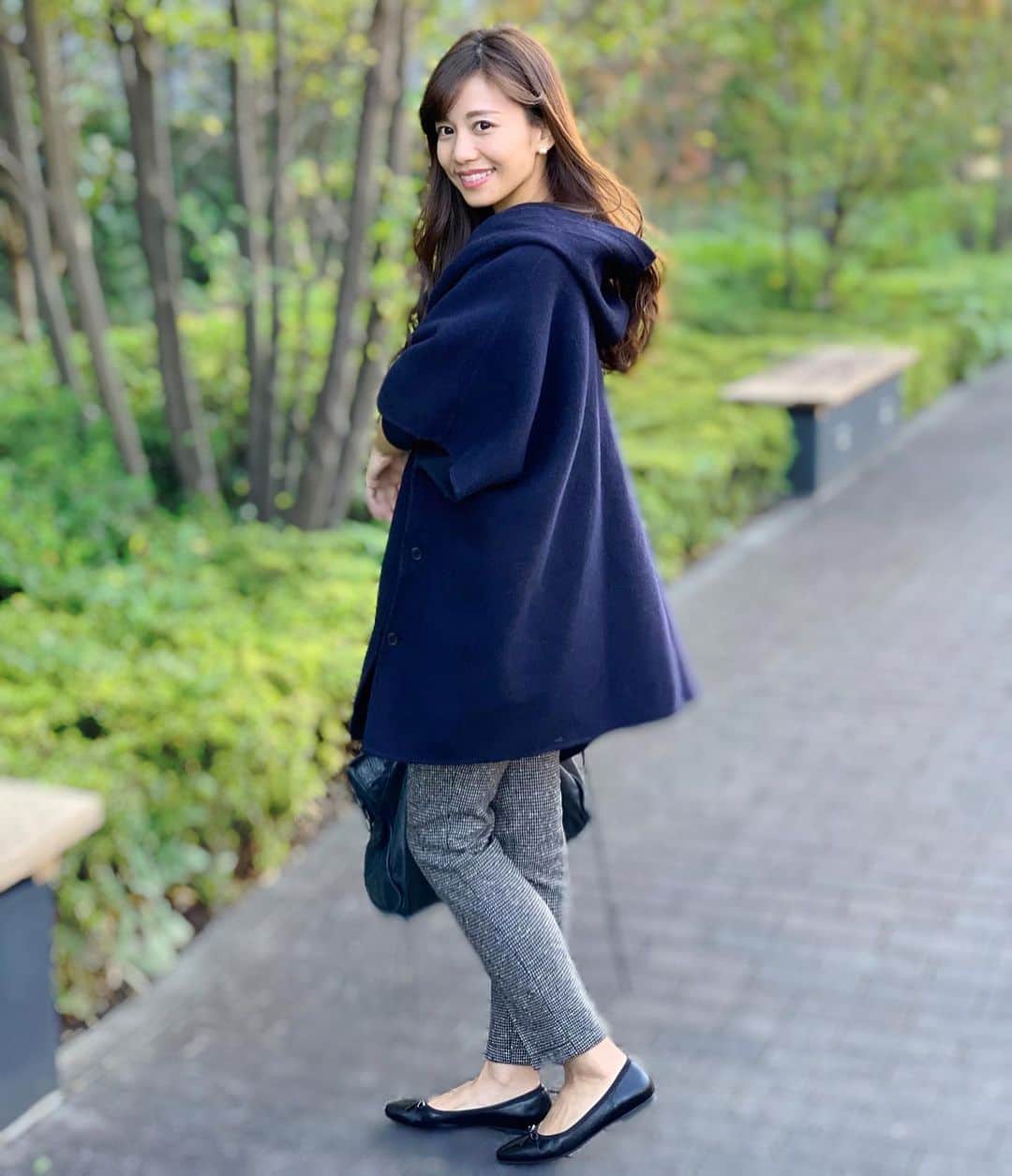 福山唯のインスタグラム：「昼間は少しポカポカだけど 朝晩との気温差が大変😬 . . outer @chestystyle_official  pants @incotexofficial  shoes @rockport_jp  . . 仕事用に歩きやすい靴を探してて、 本当に歩きやすいお靴見つけた✨ オーソドックスで上品な形なのにフィット感と履き心地がすごくて、靴底とインソールの作りのおかげだと思う😳✨ . . #coordinate #pants #coat #shoes #flatshoes #rockport #balenciaga #winterfashion #コーディネート　#秋コーデ　#冬コーデ　#パンツ #フラットシューズ ♡」