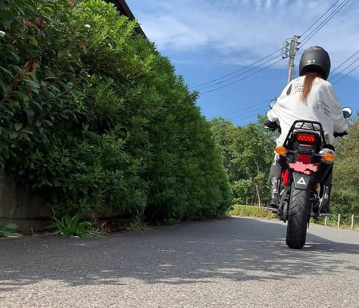 山川恵里佳さんのインスタグラム写真 - (山川恵里佳Instagram)「・ ・ グロム練習🏍 直線はスムーズに行けるようになってきました☺️ かなりのレベルの低さですが笑 乗りこなせるように頑張ります✨ ・ ・ #ホンダバイク #ホンダグロム #グロム  #バイク女子 #グロム女子 #バイクのある生活 #hondagrom #やまかわのばいく」11月8日 17時21分 - erika_3_official