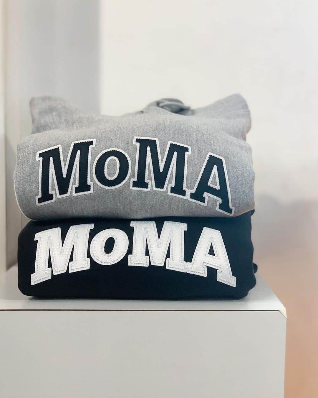 のインスタグラム：「#growaroundnewarrivals  MoMA 🎨 CHAMPION REVERSE WEAVE HOODY ニューヨーク近代美術館(The Museum of Modern Art, New York")のOFFICIAL ITEM再入荷中です👍」