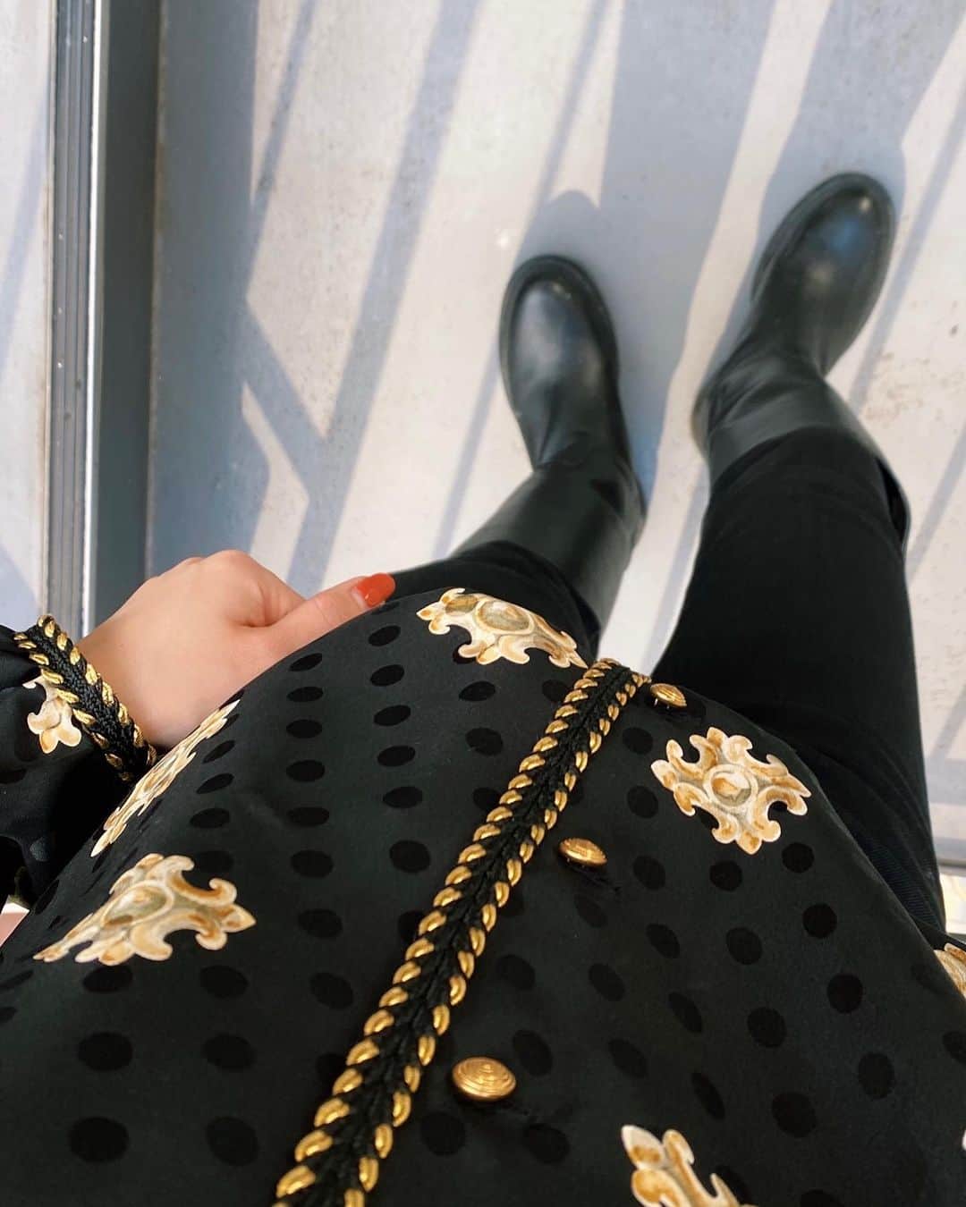 のインスタグラム：「.﻿ 最近はブラックな気分🐻﻿ ﻿ #mihoc_fashion #vintage #vintagefashion﻿ #jonnlynx」