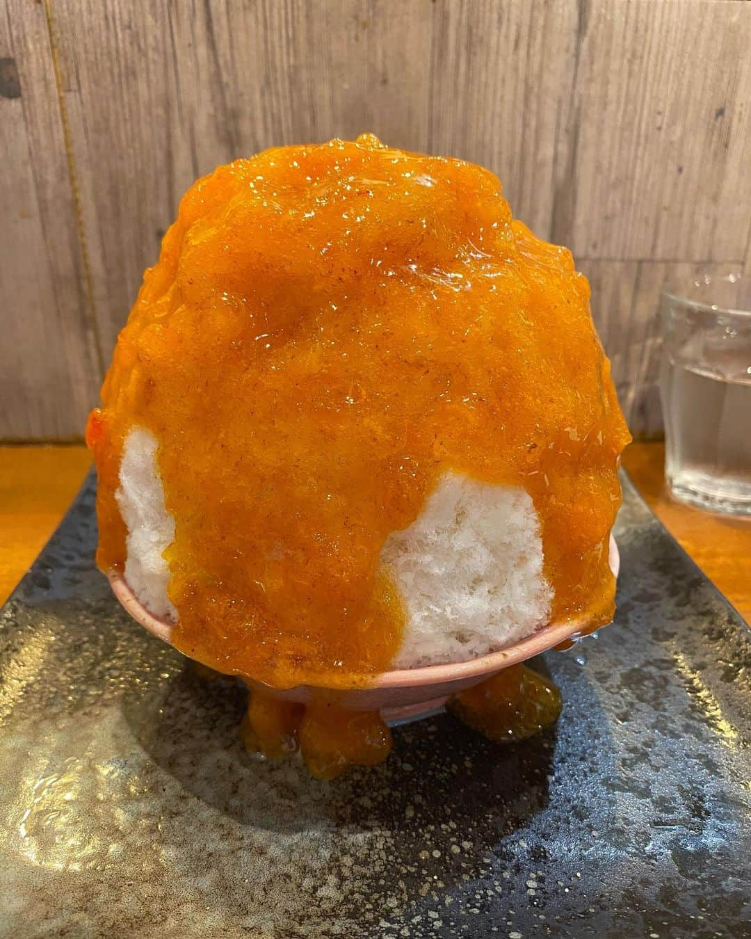 桃乃木かなさんのインスタグラム写真 - (桃乃木かなInstagram)「「ParlorVinefru銀座」さん🍧  ・柿とロイヤルミルクティ ・もろこしポタージュ ・苺とピスタチオエスプーマ  もろこしが今日でラストだったみたいなので食べ納め🌽安定の苺ピスタチオと大好きな柿！ 今季1好きなかき氷は間違いなく柿ロイヤルミルクティです😋  #ParlorVinefru銀座 #かき氷」11月8日 17時26分 - kana_momonogi