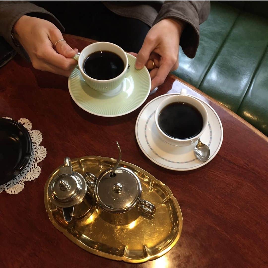 吉竹美聡さんのインスタグラム写真 - (吉竹美聡Instagram)「懐かしい🖤 木のテーブルがある喫茶店すき🐻」11月8日 17時28分 - misatoy