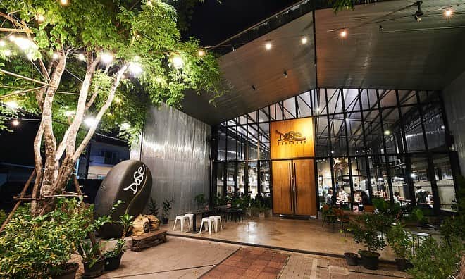 タイ国政府観光庁さんのインスタグラム写真 - (タイ国政府観光庁Instagram)「・﻿ ＼🍽️ウドーンターニー県で行きたいレストラン🍽️／﻿ ﻿ 今回は、こだわりのコーヒーが堪能できる「ドーズ・エスプレッソ・ファクトリー」 @dosefactory をご紹介😘﻿ ﻿ ウドーンターニー県内で２店舗を展開するドーズ・エスプレッソ・ファクトリーは、﻿ 名前からもわかる通り、コーヒーにこだわったレストラン＆カフェ☕️﻿ ﻿ 海外はもちろん、タイ北部チェンライの豆も取り寄せ、自家焙煎しています👍﻿ 淹れ方は４種類から選べ、コーヒーを使ったカクテルやモクテルも🍸💕﻿ ﻿ お食事には、イサーン風ソースでいただく「コームーヤーン（豚ネックのグリル）」や「スパゲッティ・トムヤム・シーフード」など、ユニークなメニューがずらり😋﻿ もちろん、コーヒー豆の販売も行っています🙆﻿ ﻿ #タイ美食レストラン #タイ #ウドーンターニー #イサーン #コーヒー #コーヒー好きな人と繋がりたい #こだわりコーヒー #タイ料理 #タイ料理大好き  #こんなタイ知らなかった #もっと知りタイ  #旅好きな人と繋がりたい #旅行好きな人と繋がりたい #海外旅行 #thailand #udonthani #udonthanitrip #isan #doseespressofactory  #coffeelovers #coffeehopping #thaifood #thaifoodstagram #isanfood #amazingthailand #thailandtravel #thailandtrip #thai #thaistagram #lovethailand」11月8日 17時31分 - amazingthailandjp