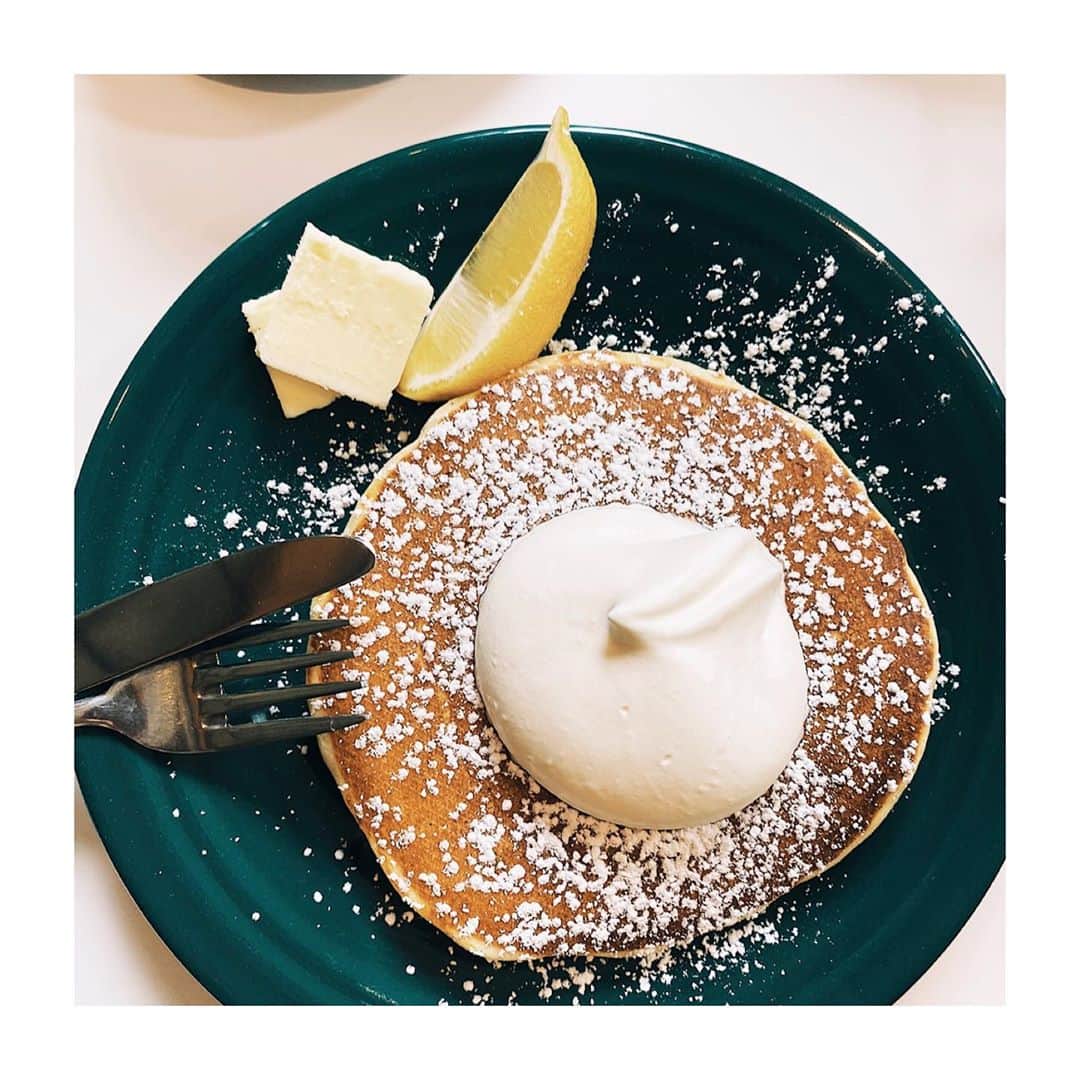 良原安美さんのインスタグラム写真 - (良原安美Instagram)「🍋﻿ ﻿ 爆笑問題の日曜サンデー、﻿ お聴きいただき有難うございました！﻿ ﻿ ﻿ 写真は、﻿ 1番好きなパンケーキ🥞﻿ キュッとレモンを絞って。﻿ ﻿ たまらなく、たまらなく美味しいのです💛﻿ たまの贅沢です。﻿ ﻿ ﻿ #爆笑問題の日曜サンデー﻿ #パンケーキ　がだいすきです﻿ #数あるパンケーキ屋さんの中で最も好きなお店﻿ #実はこの後もう一皿デザートを食べました﻿」11月8日 17時31分 - yoshiharaami