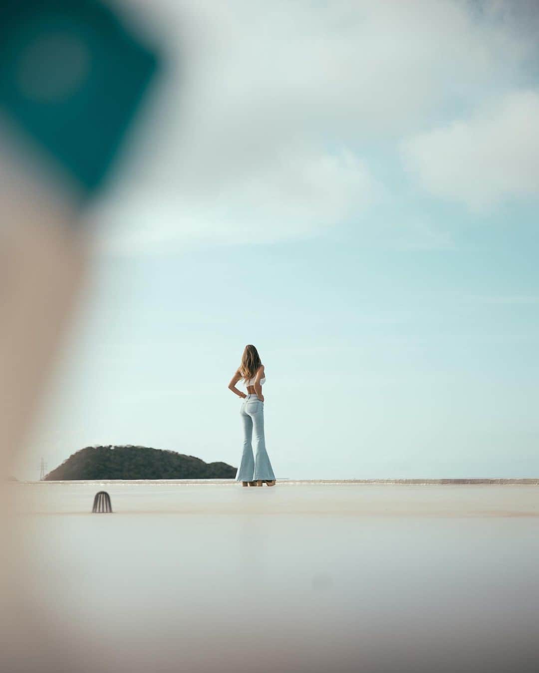 MARISのインスタグラム：「特別に屋上に連れてってもらったの❤️ 景色が壮大‼︎地球に感謝だね！ いつも東京でうもれちゃうnatureを随分満喫できたよー✨ I love rooftop view from @emilnakijin 🔝 You see all this area and beautiful beach view and some island , even mountains !! Love mature life for my life❤️  I love this place @emilnakijin」