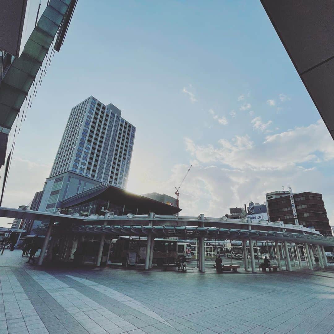 古市憲寿のインスタグラム：「福井に3時間くらい行ってきた。次はゆっくり小浜あたりを歩きたいなあ。　#福井　#都会っぽく撮ってみた」