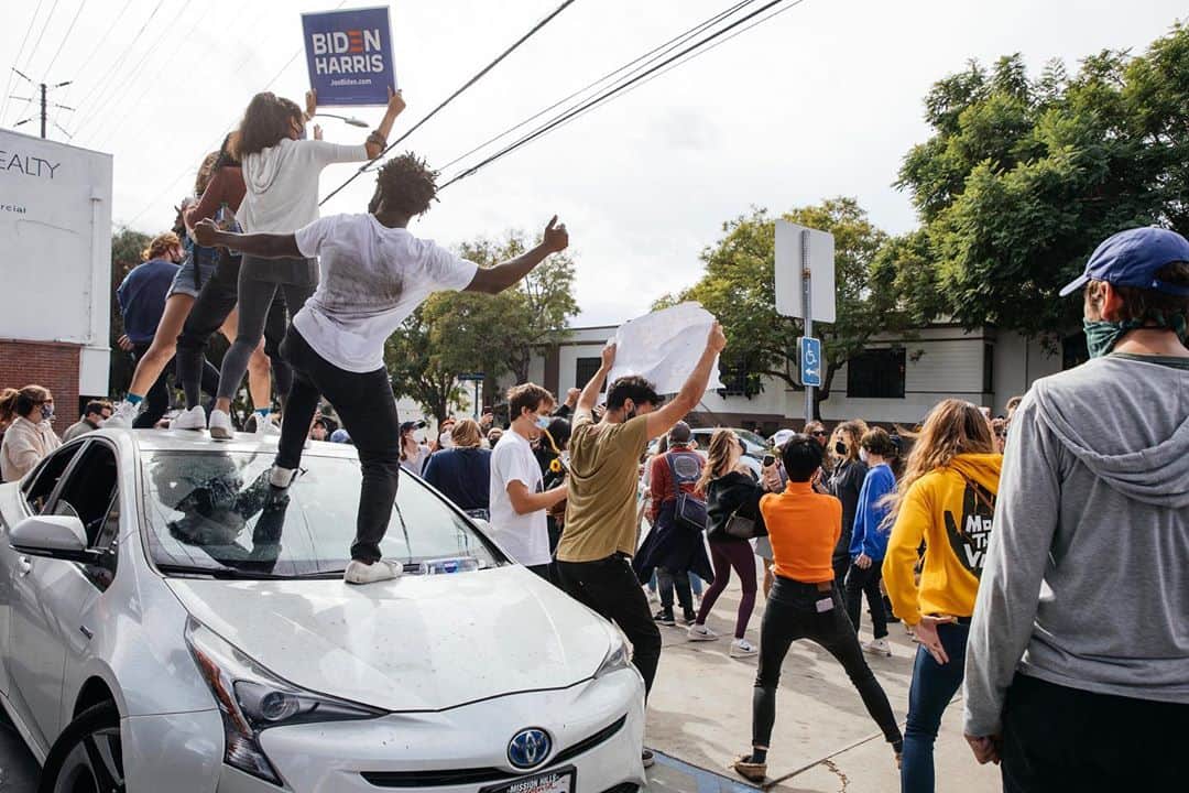 ローレン·ランドルフのインスタグラム：「Woke up to my neighbors cheering, car horns honking, and fireworks exploding. I left my house for coffee, and didn’t make it home until dinner. The streets were filled with dancing and music - I love this neighborhood. It felt cathartic to be out witnessing people’s pure joy and celebration together. #bidenharris2020」