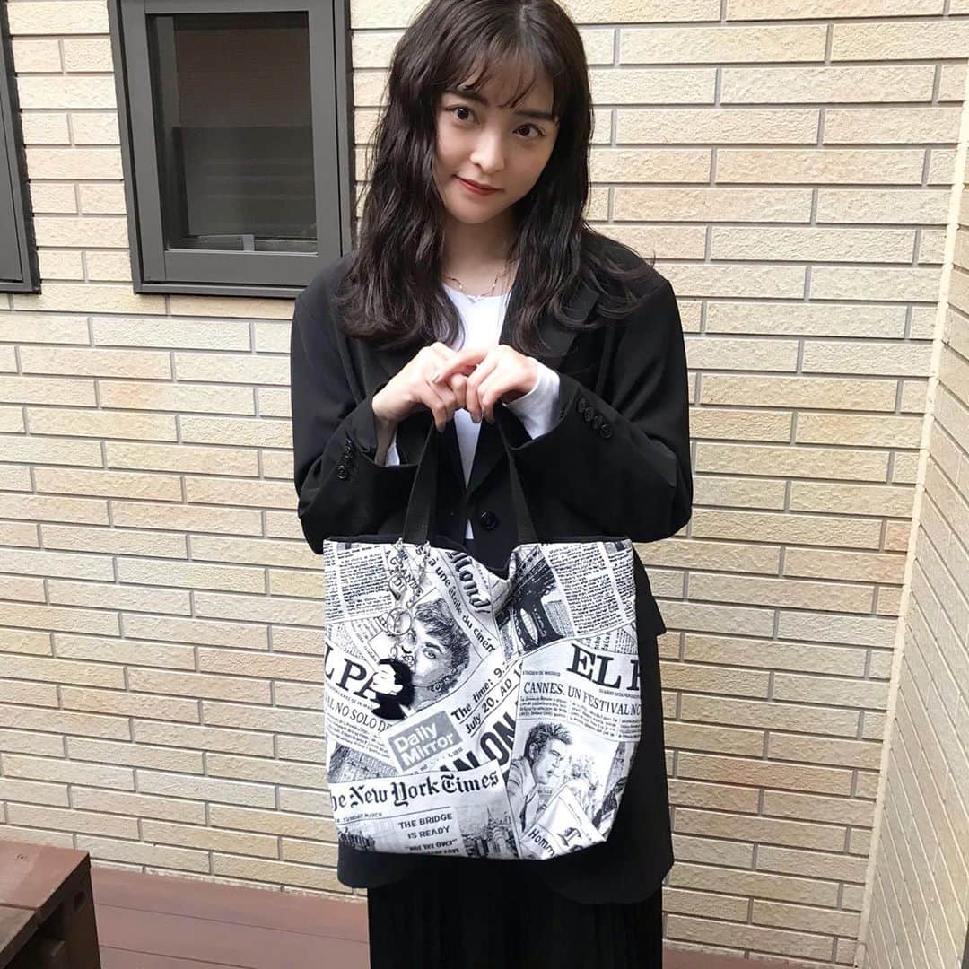 斉藤瑞季のインスタグラム：「母の手作りトートバッグ👜  オードリーヘップバーンと ジェームズディーンの奇跡のコラボ ステキな生地を見つけて バッグにしてくれた❣️  小さいサイズは母ので ヘップバーンのキーホルダーをプレゼントしました💫  私のは大きく作ってもらって 中にポケットもあって使いやすい〜！！  世界に一つだけのバッグって 嬉しいね〜🥰  #手作りバッグ  #トートバッグ  #オードリーヘップバーン  #ジェームズディーン」