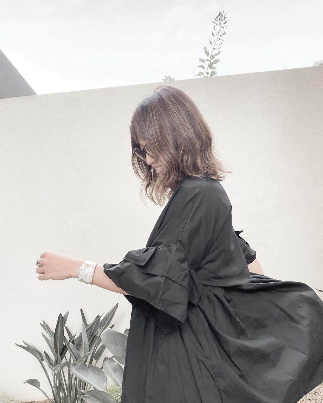 紺谷みえこのインスタグラム：「気持ちのいい日曜日でしたねぇ 明日からも頑張りましょう𓅰𓅰𓅰  #LiLiRena  #dress #fashion  #likes #black #model #frill #mini #ootd #ワンピース　#ミニ　#ファッション　#黒　#大人コーデ　#モデル　#お気に入り　#るんるん　#コーデ」