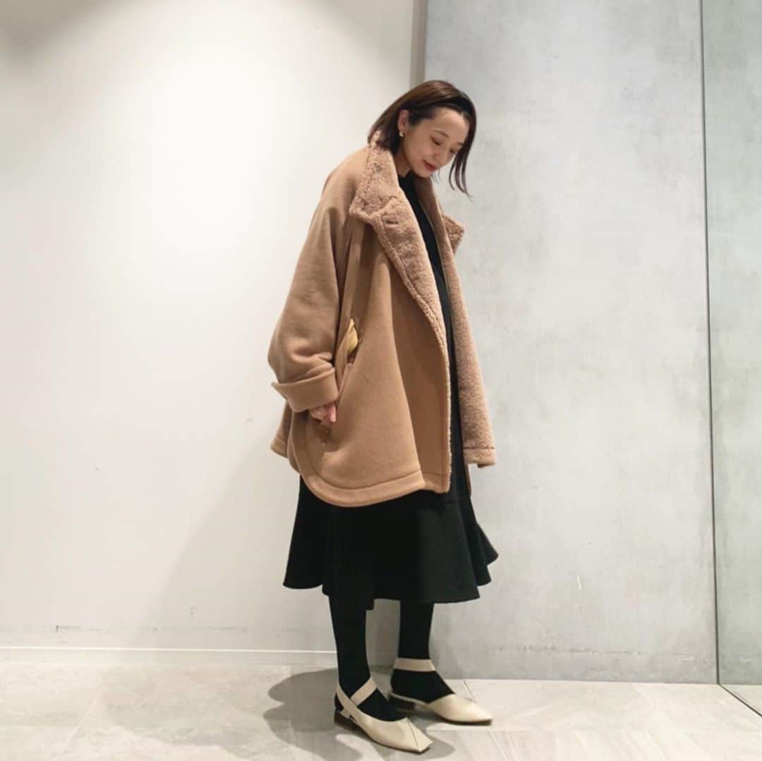 のインスタグラム：「私服☺️ ワンピース @cohina.official  コート、靴、鞄 @nire_tokyo  NIREのケープコート、3通りで着用できるので着回しできておすすめです♡ 寒くなったらボタンを上まで閉めて着るとマフラーいらずです💛 #nire」