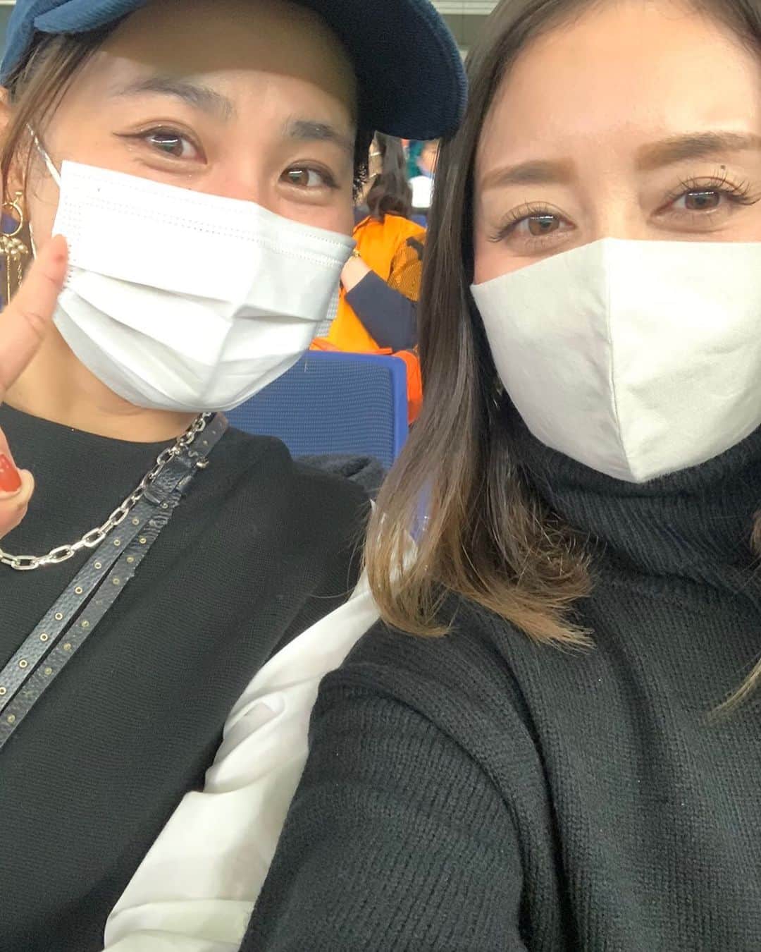 青木佐知のインスタグラム：「・ 本当にお疲れ様😭 セレモニーを一緒に見られて、 かけがえのない空間に立ち会えて幸せでした✨ まどちん冷静で私が号泣。 常に厳しい世界を駆け抜けて やりきった二人に、家族に、 心からの拍手を👏👏👏 ゆっくりしてね🥰 これからもよろしく❣️ #岩隈さんお疲れ様でした #泣き腫れた目ですみません #20201107」